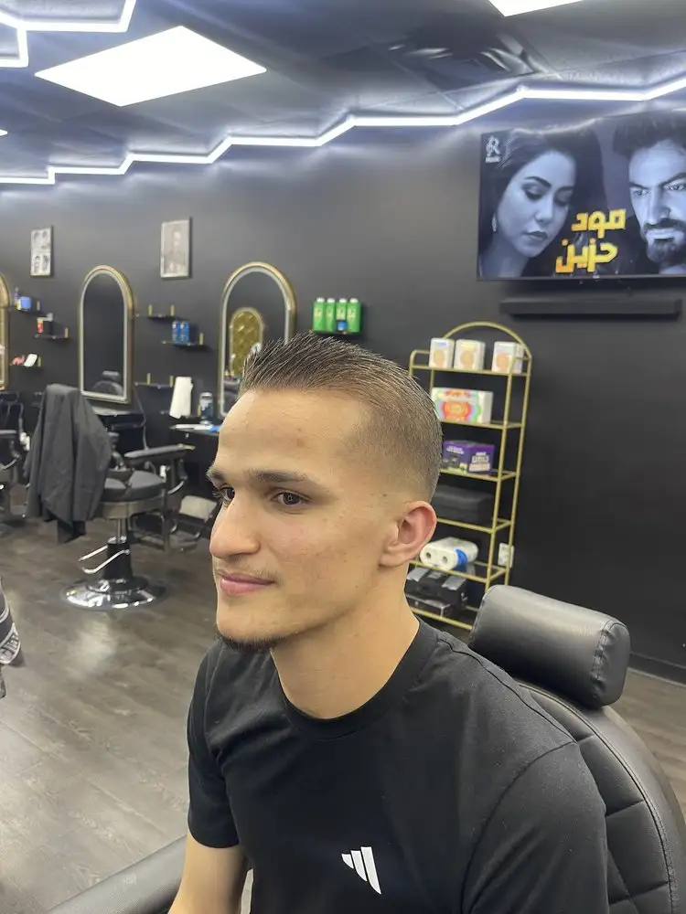 A short textured cut, front view